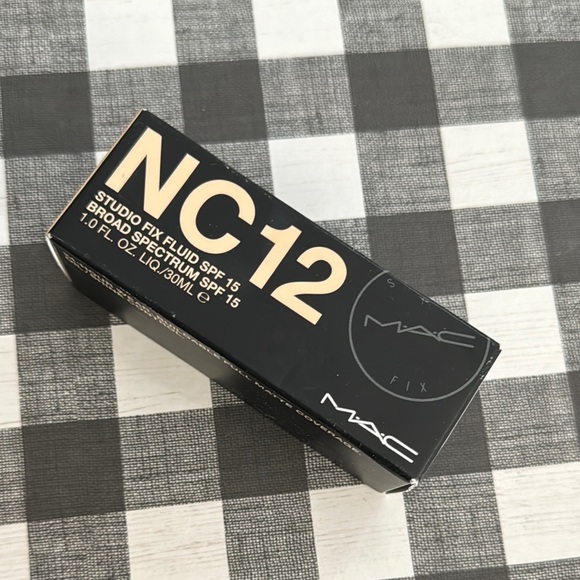 MAC Cosmetics NC12 Studio Fix Fluid SPF 15 Foundation - Picture 5 of 9